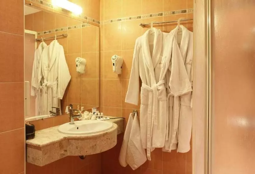سوئیت با وان آب گرم, Business Hotel Premier