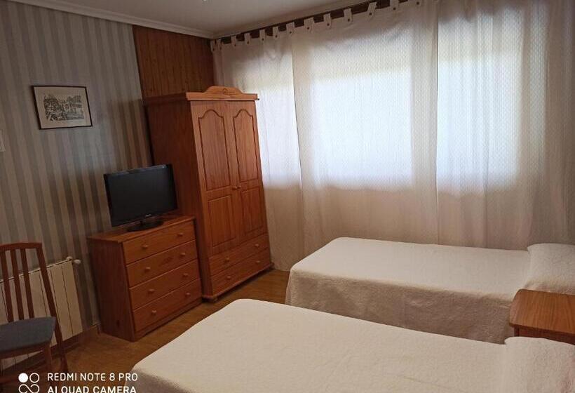 غرفة قياسية ثلاثية, Hostal La Torre