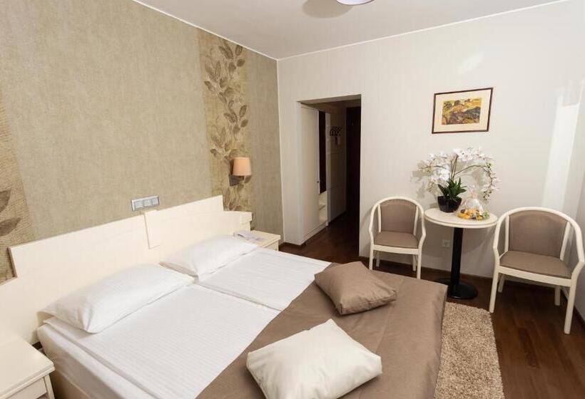 バルコニー付きスーペリアルーム, Fenyõ