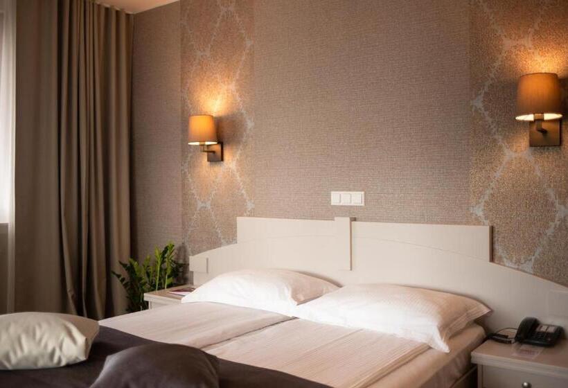 バルコニー付きスーペリアルーム, Fenyõ