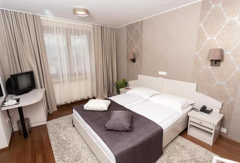 バルコニー付きスーペリアルーム, Fenyõ