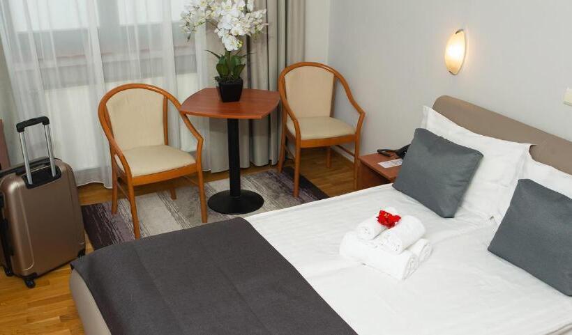 スタンダードルーム, Fenyõ