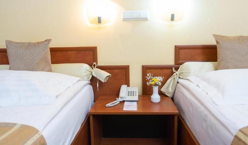 スタンダードルーム, Fenyõ