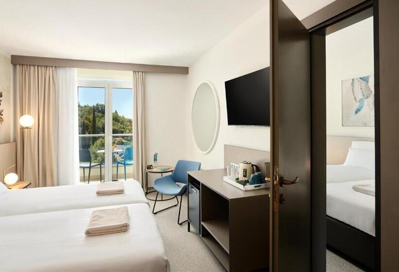 חדר משפחתי, Maistra Select Astarea