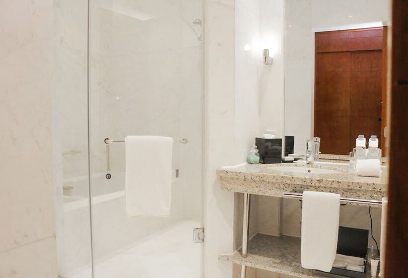 سوئیت با چشم‌انداز, New Coast Hotel Manila