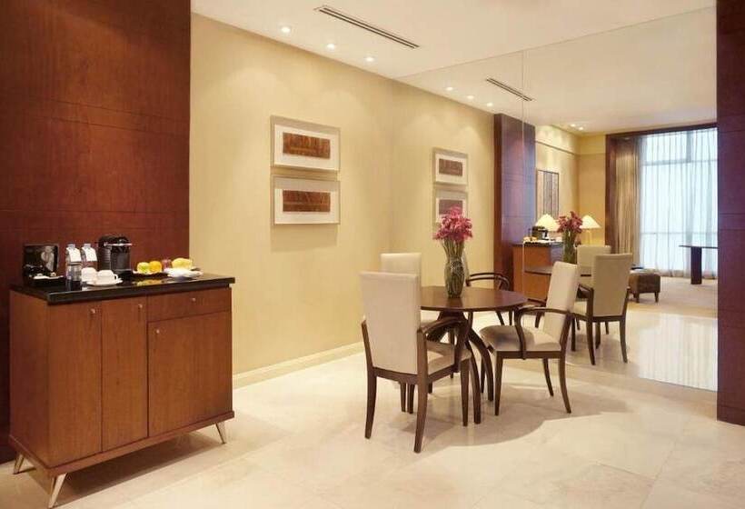 سوئیت با چشم‌انداز, New Coast Hotel Manila