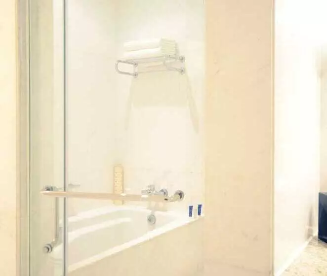 سوئیت پریمیوم, New Coast Hotel Manila