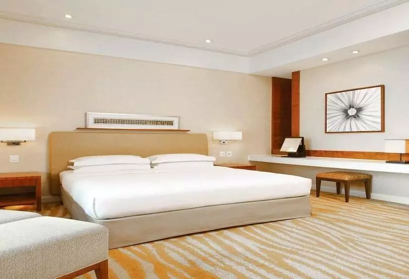 سوئیت پریمیوم, New Coast Hotel Manila