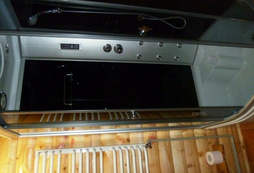 اتاق کلاسیک چهارنفره, Kostel House