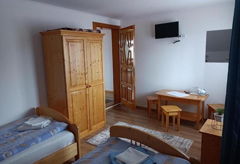 اتاق استاندارد سه تخته با سرویس بهداشتی مشترک, Nárcisz B&b