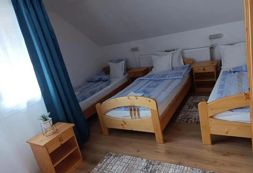 Standard Kolmen Hengen Huone Jaettu kylpyhuone, Nárcisz B&b