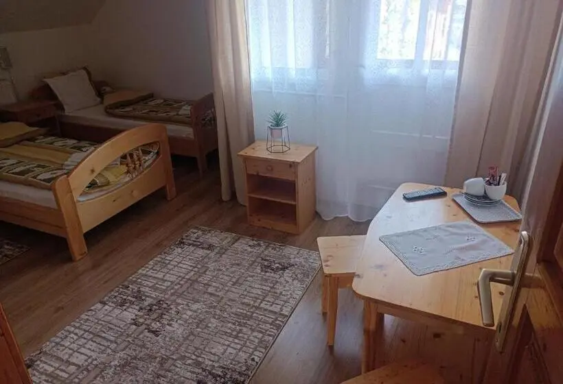 Standard Kolmen Hengen Huone Jaettu kylpyhuone, Nárcisz B&b