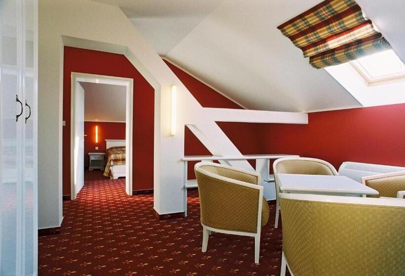 جناح جونيور, Park Hotel Tartuf