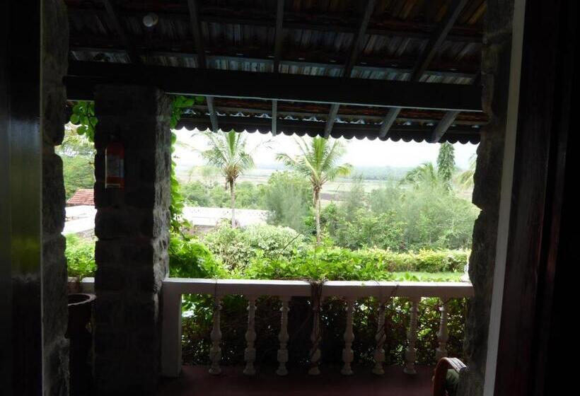 Люкс, Cardamom House