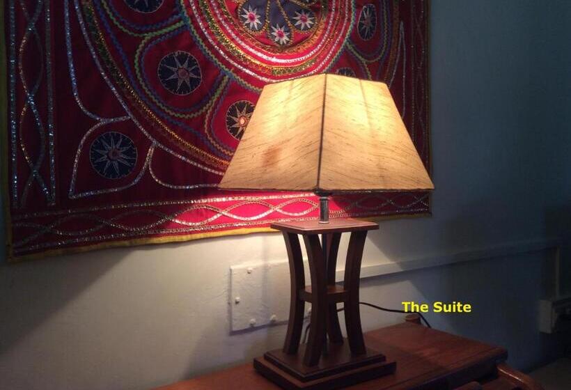 Люкс, Cardamom House