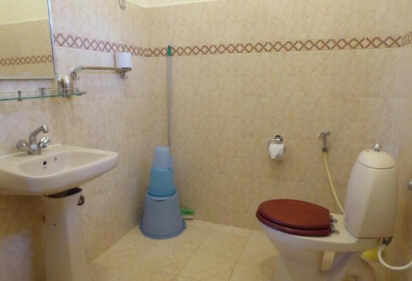 Люкс, Cardamom House