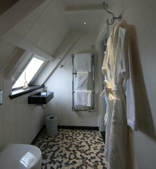 四人标准间, Inn On The Lake