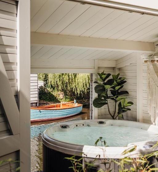 带3个卧室的别墅, Inn On The Lake