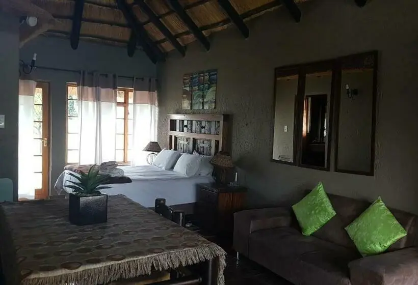 プールビュースタンダードルーム, Warembo Lodge
