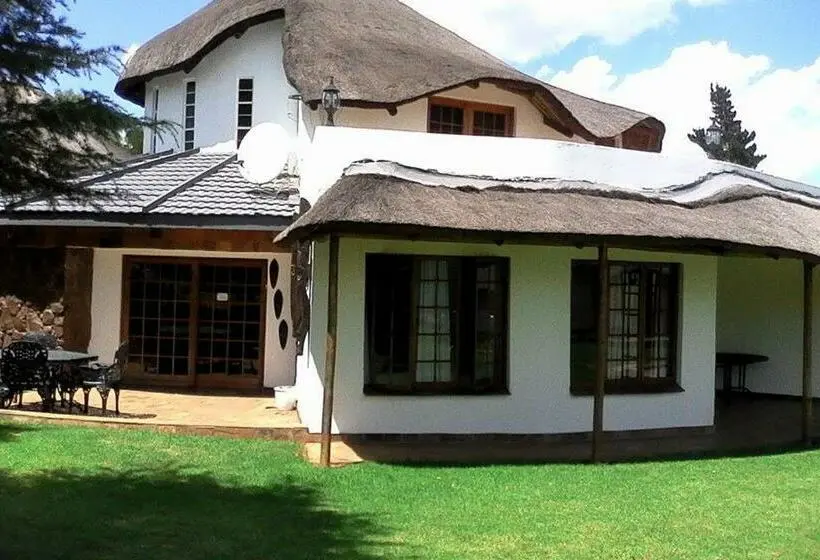 プールビュースタンダードルーム, Warembo Lodge