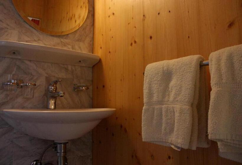 غرفة قياسية رباعية, De Commune