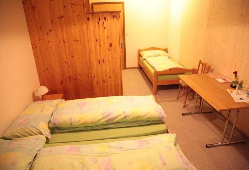 חדר סטנדרט לשלושה, De Commune