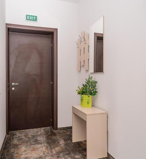 디럭스 룸, Forest M,constanta