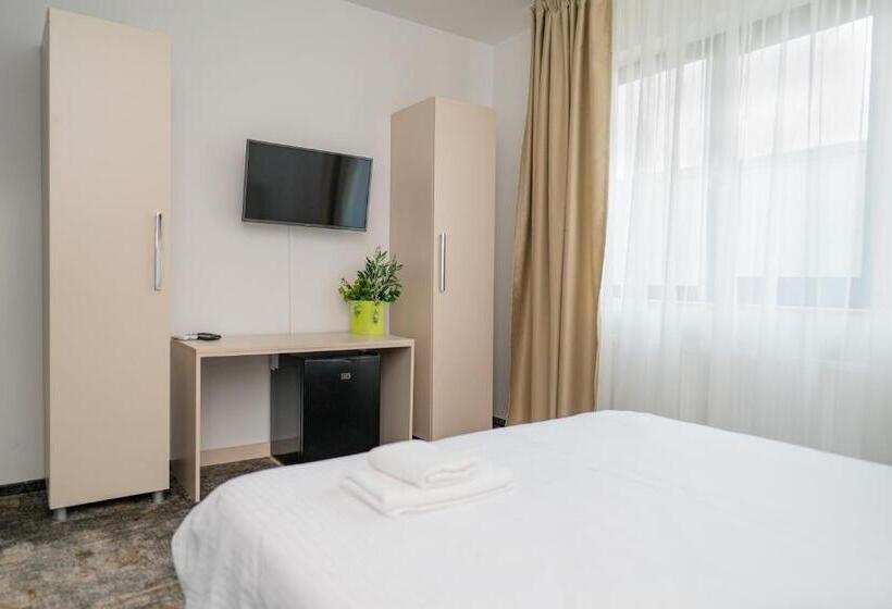 디럭스 룸, Forest M,constanta