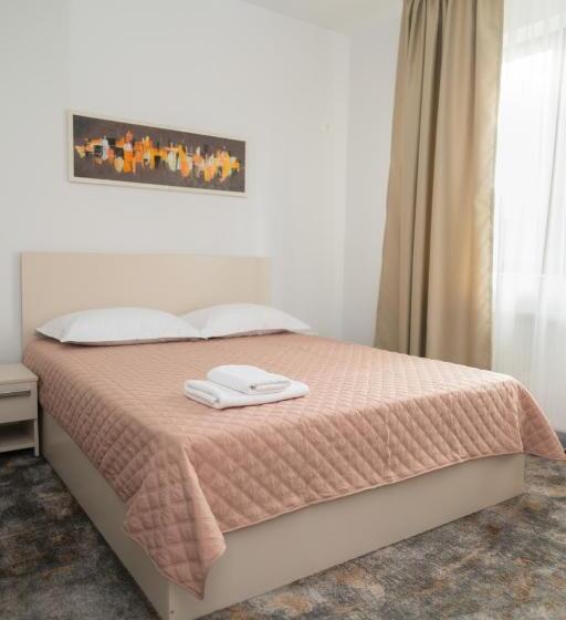 디럭스 룸, Forest M,constanta