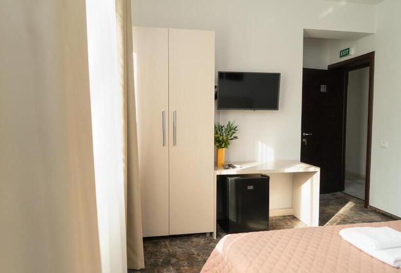 디럭스 룸, Forest M,constanta