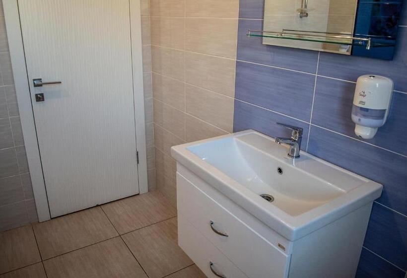 غرفة قياسية ثلاثية حمام مشترك, Stone Art Guest House & Camping