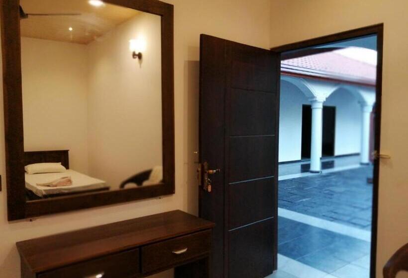 Номер Стандарт Трехместный, Taj Residence