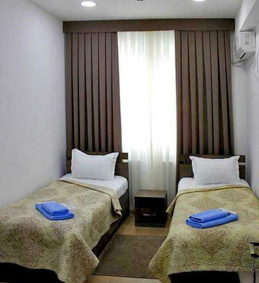 غرفة إقتصادية, A Hotel Ex Magistral