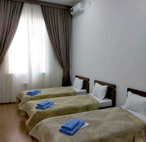 غرفة قياسية ثلاثية, A Hotel Ex Magistral