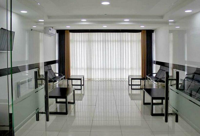 غرفة إقتصادية ثلاثية, A Hotel Ex Magistral