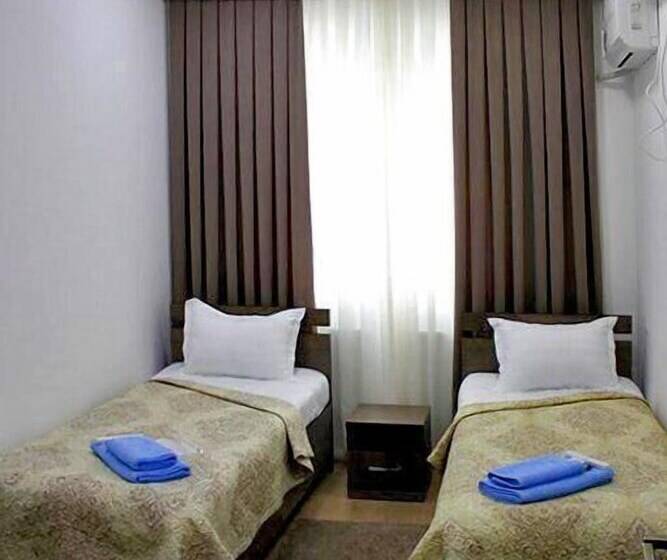 غرفة إقتصادية, A Hotel Ex Magistral