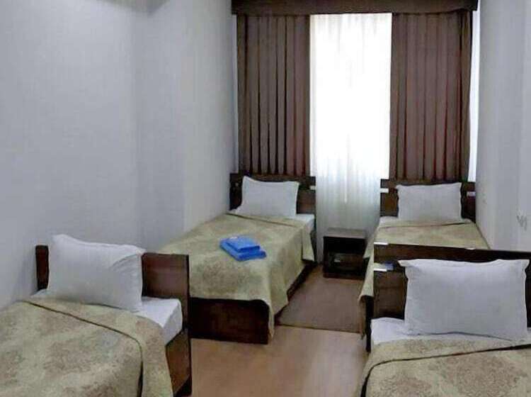 غرفة إقتصادية رباعية, A Hotel Ex Magistral