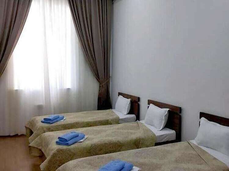 غرفة قياسية ثلاثية, A Hotel Ex Magistral