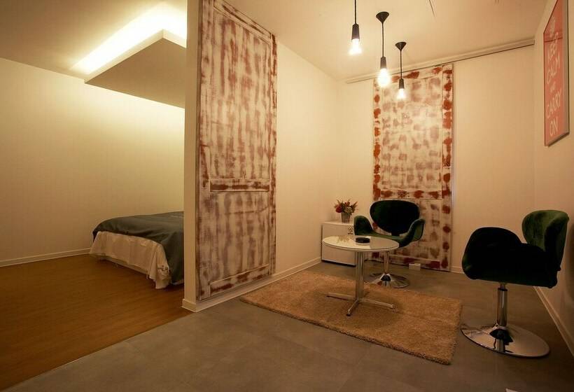 חדר דלוקס, May Ave