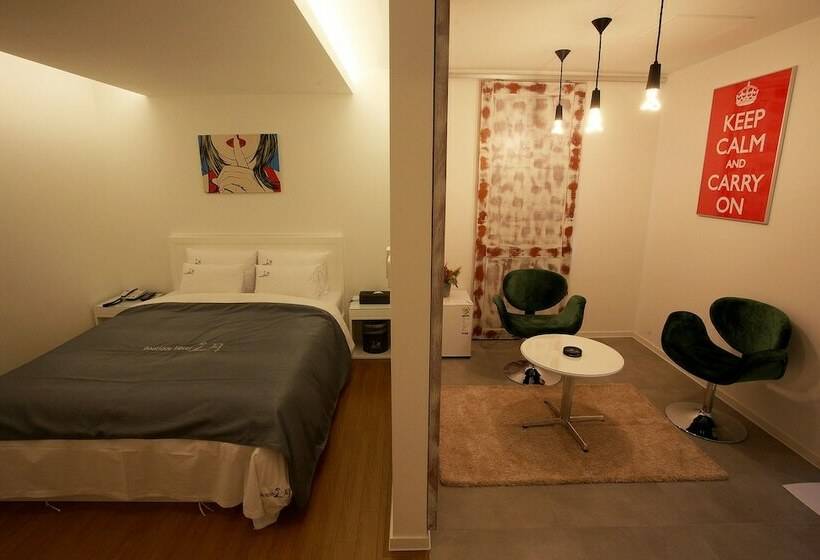 חדר דלוקס, May Ave