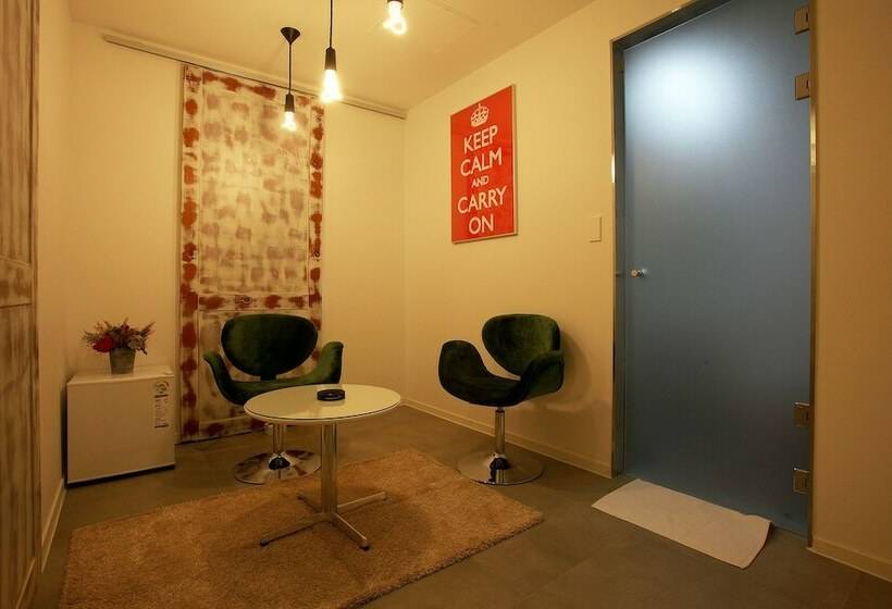 חדר דלוקס, May Ave