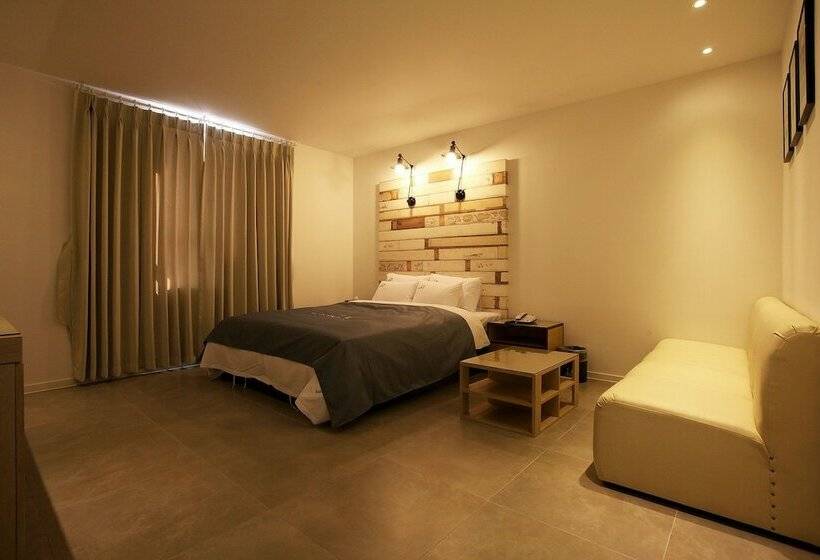 Номер Deluxe, May Ave