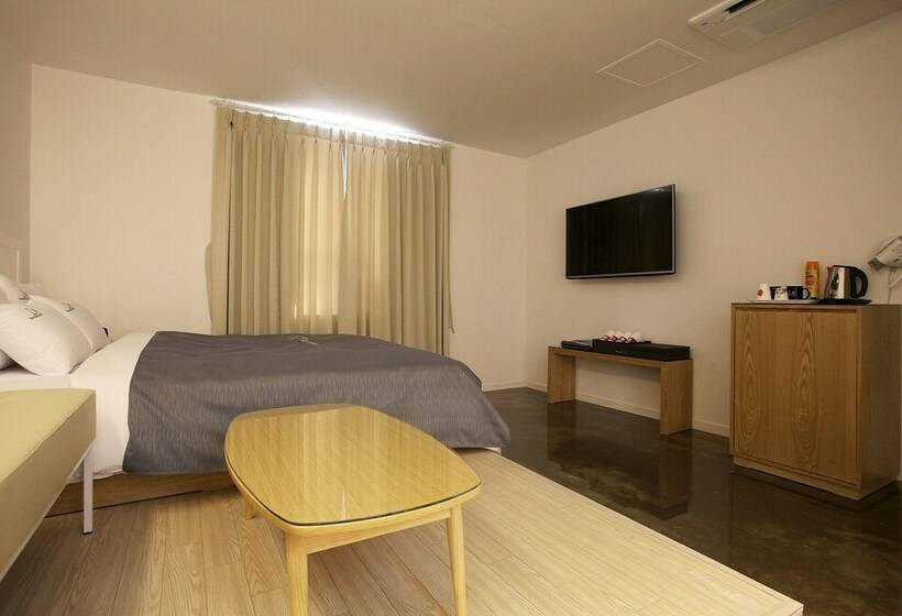 חדר דלוקס, May Ave