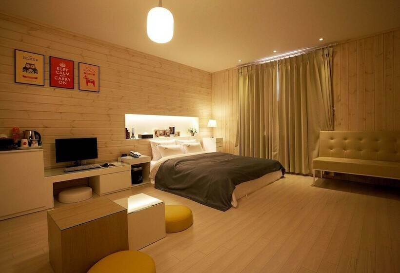 חדר דלוקס, May Ave