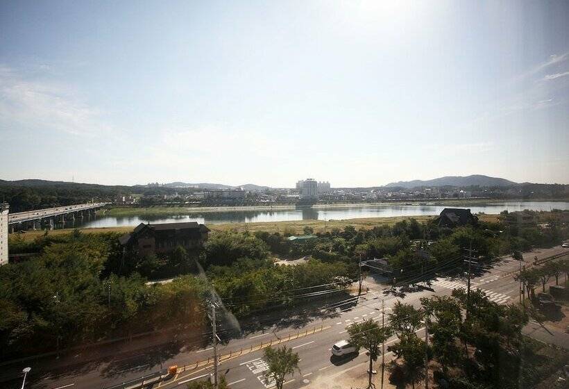 חדר דלוקס, May Ave