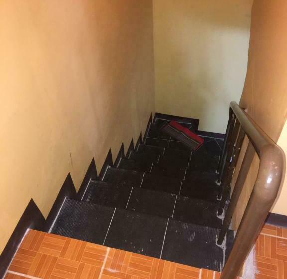 اتاق خانوادگی, Pines Mansion