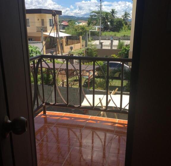 اتاق خانوادگی, Pines Mansion