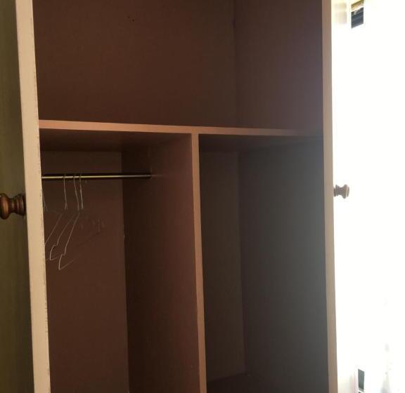 اتاق اکونومی یک تخته, Pines Mansion