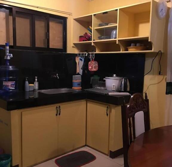 اتاق اکونومی یک تخته, Pines Mansion