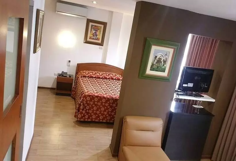 سوییت جونیور, El Brujo Hotel   La Merced